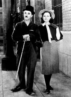 Paulette Goddard debuta en el cine de Chaplin con "Tiempos modernos", después de que éste comprobara sus habilidades para interpretar a una pícara y espabilada mendiga